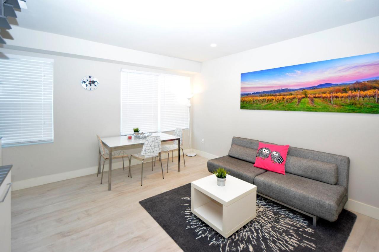 Apartment On Collins *